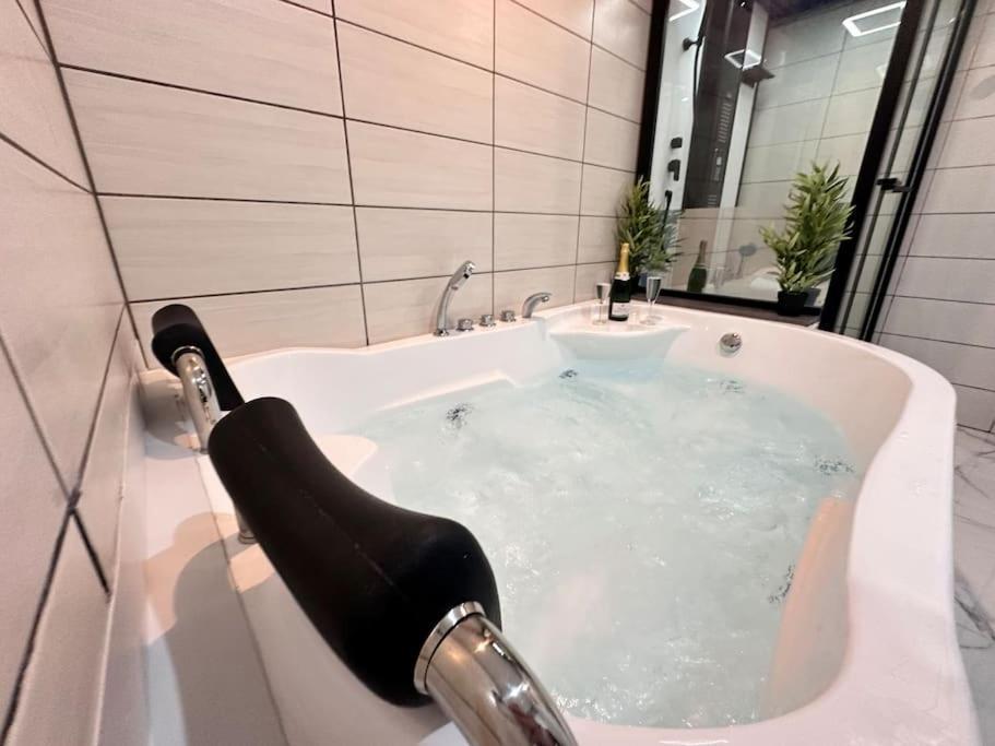 E Servagnat T3 Luxe Avec Sauna Jacuzzi Et Hammam Épernay Extérieur photo