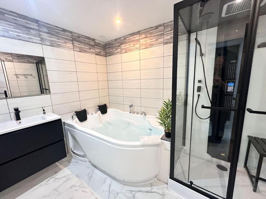 E Servagnat T3 Luxe Avec Sauna Jacuzzi Et Hammam Épernay Extérieur photo